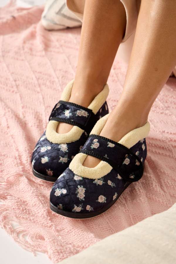 Panda Emee Women's Slippers - Black Floral (9005720830175)