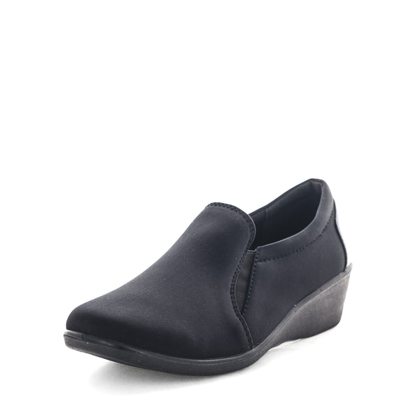 Aerocushion Madora Women's Slip Ons - Black